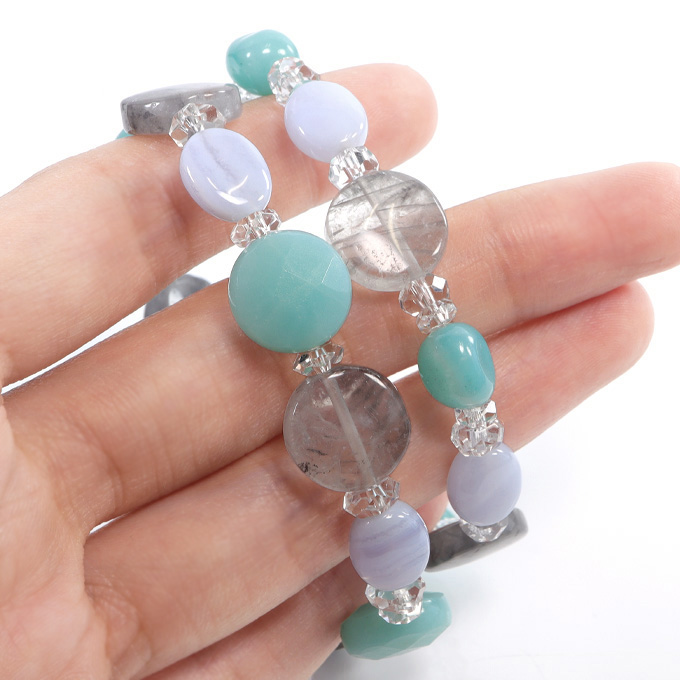 大人の日常に馴染む洗練された天然石ブレスレットの見た目とサイズ感