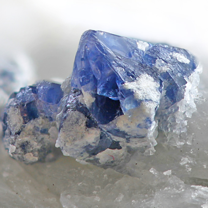 ブルースピネルの結晶