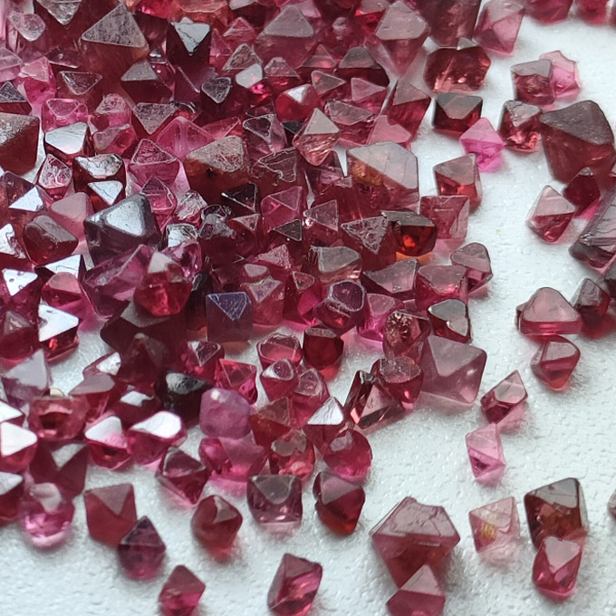 レッドスピネルの結晶