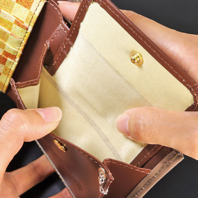 本革を使った折財布