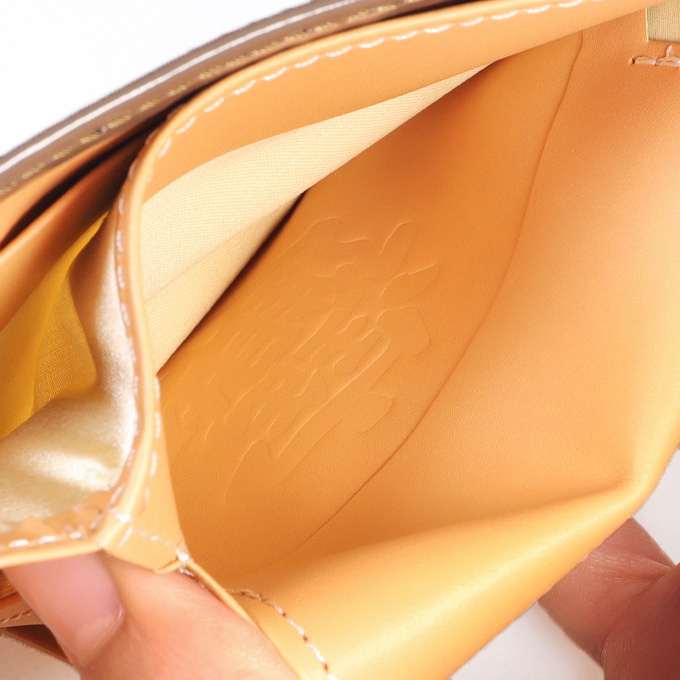 本革を使った折財布