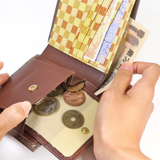 本革を使った折財布