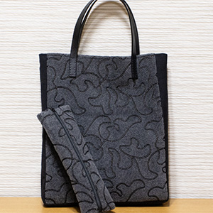 蔦伸びる黒バッグ