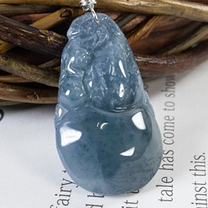 青翡翠の開運彫刻ストラップ