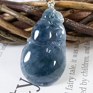 青翡翠の開運彫刻ストラップ