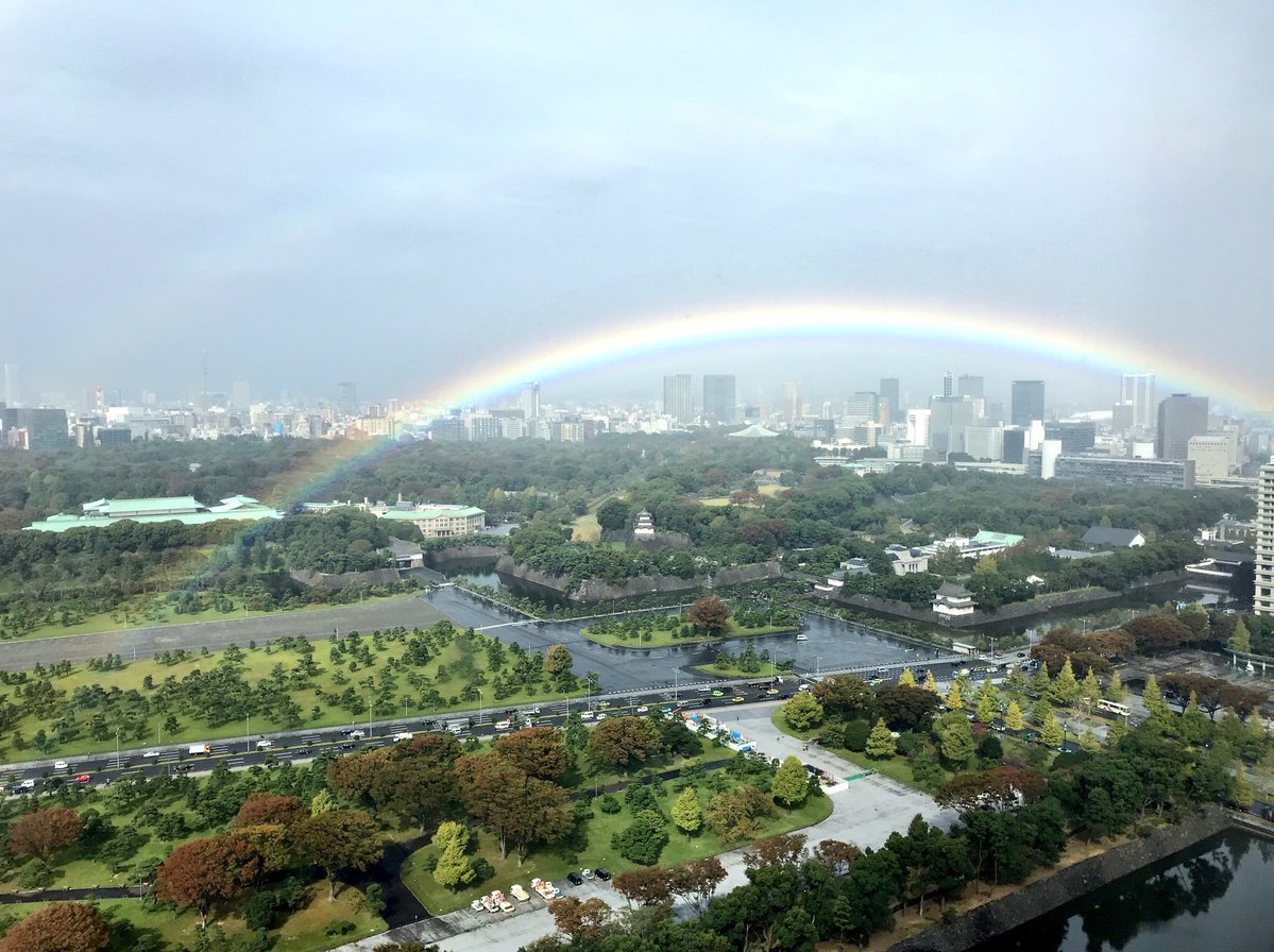 皇居にかかる虹